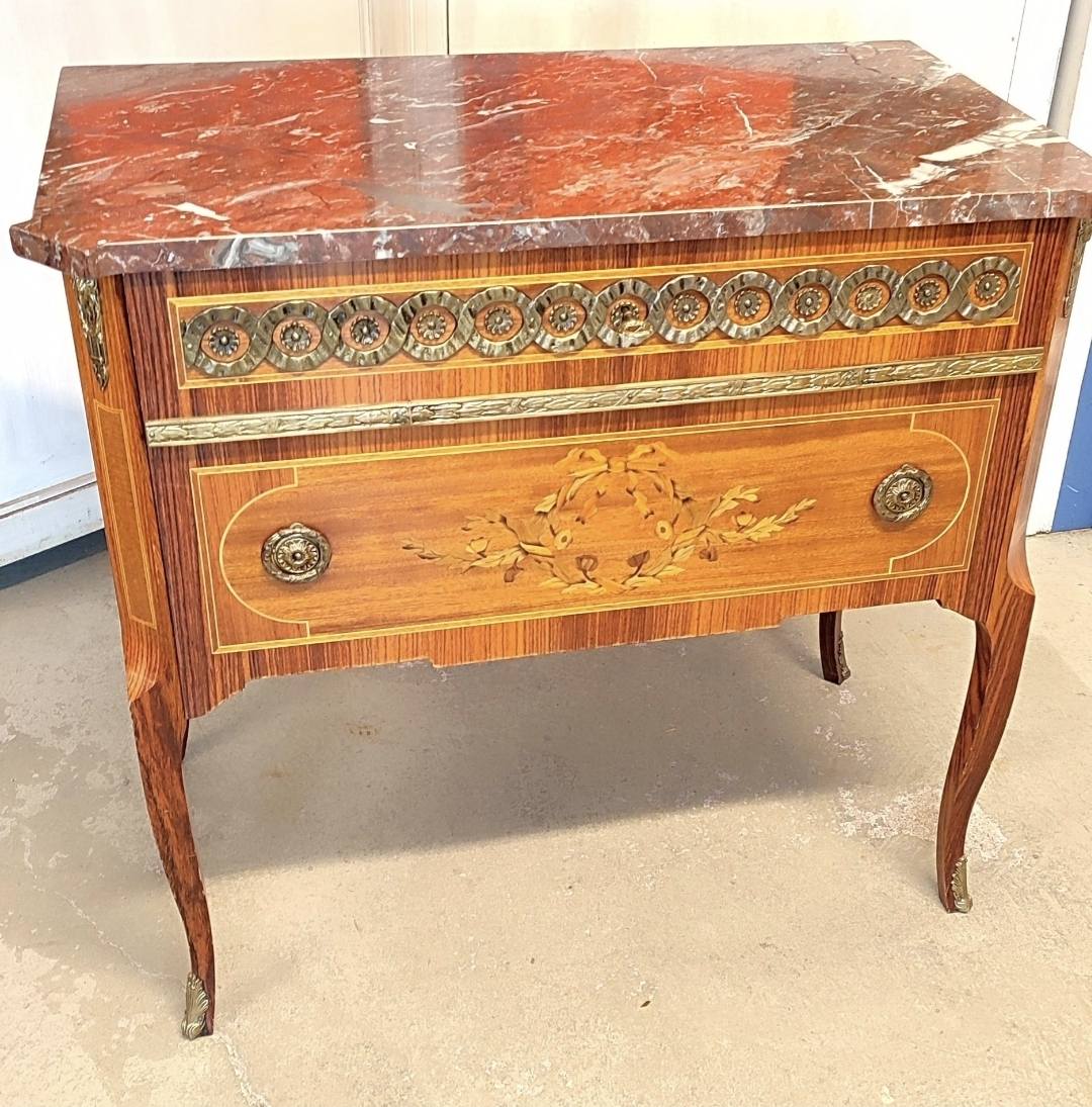 Vacker byrå i gustaviansk stil med elegant marmorskiva.  Den stilrena designen tillsammans med de mjuka formerna gör att den smälter in i många olika miljöer oavsett om du gillar modernt, lantligt eller klassiskt.
